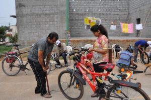 Repair Cafe at Surya city in the South of the city. Here the parents, sisters all were involved in fixing their cycles.